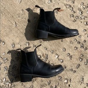 Blundstone women’s heeled black leather booties
